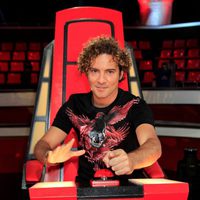 David Bisbal posando desde su silla en la presentación de la segunda edición de 'La Voz'