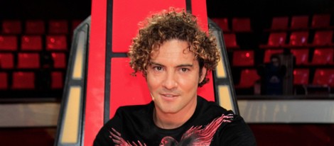 David Bisbal posando desde su silla en la presentación de la segunda edición de 'La Voz'