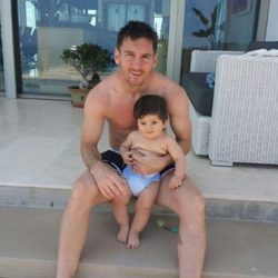 Leo Messi y su hijo Thiago durante sus vacaciones en Ibiza