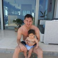 Leo Messi y su hijo Thiago durante sus vacaciones en Ibiza