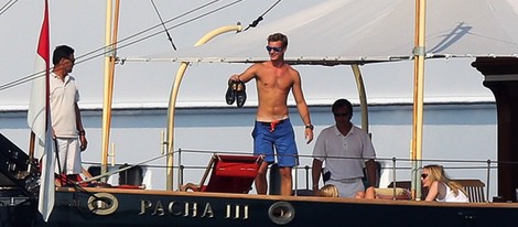 Pierre Casiraghi en bañador en un yate en Mónaco