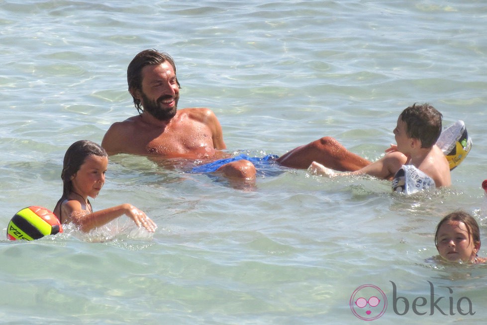 Andrea Pirlo se divierte con sus hijos durante sus vacaciones en Ibiza