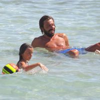 Andrea Pirlo se divierte con sus hijos durante sus vacaciones en Ibiza