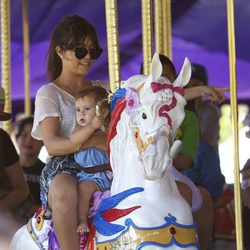 Kourtney Kardashian con Penelope Dissick en el tiovivo de Disneyland California