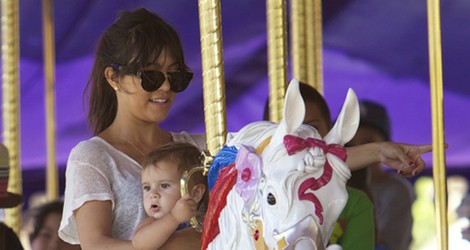 Kourtney Kardashian con Penelope Dissick en el tiovivo de Disneyland California