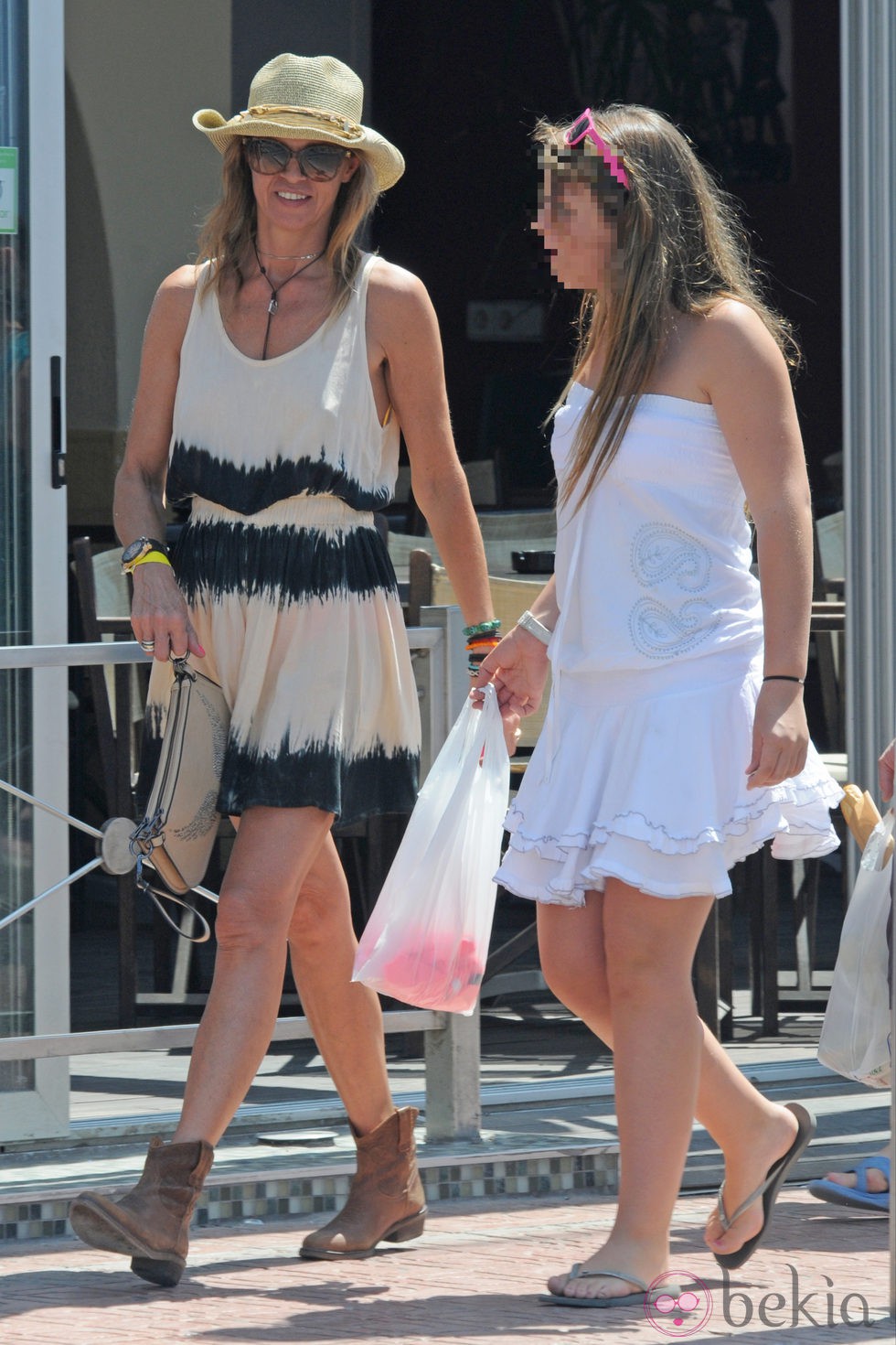 Arancha de Benito con su hija Zaira de compras por Ibiza