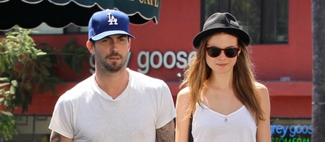 Adam Levine y Behati Prinsloo pasean cogidos de la mano