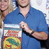 Henry Cavill con el primer tomo de 'Superman' en el Comic-on 2013