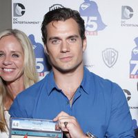 Henry Cavill con el primer tomo de 'Superman' en el Comic-on 2013