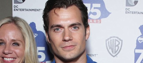 Henry Cavill con el primer tomo de 'Superman' en el Comic-on 2013