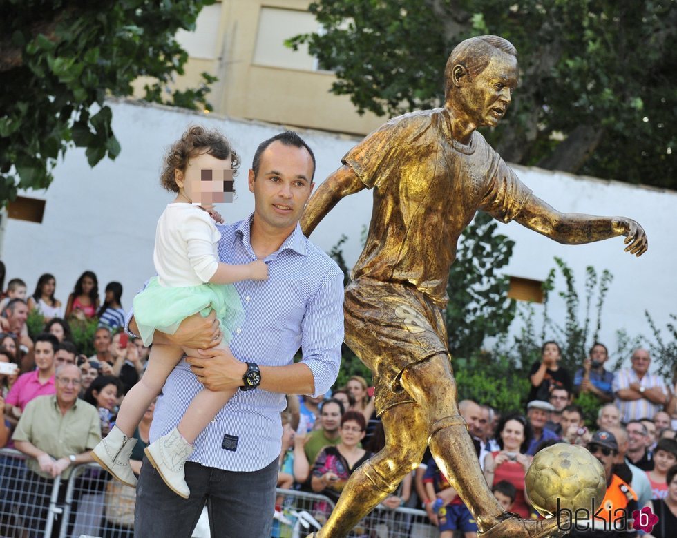 Andrés Iniesta y su hija Valeria delante de su estatua de bronce