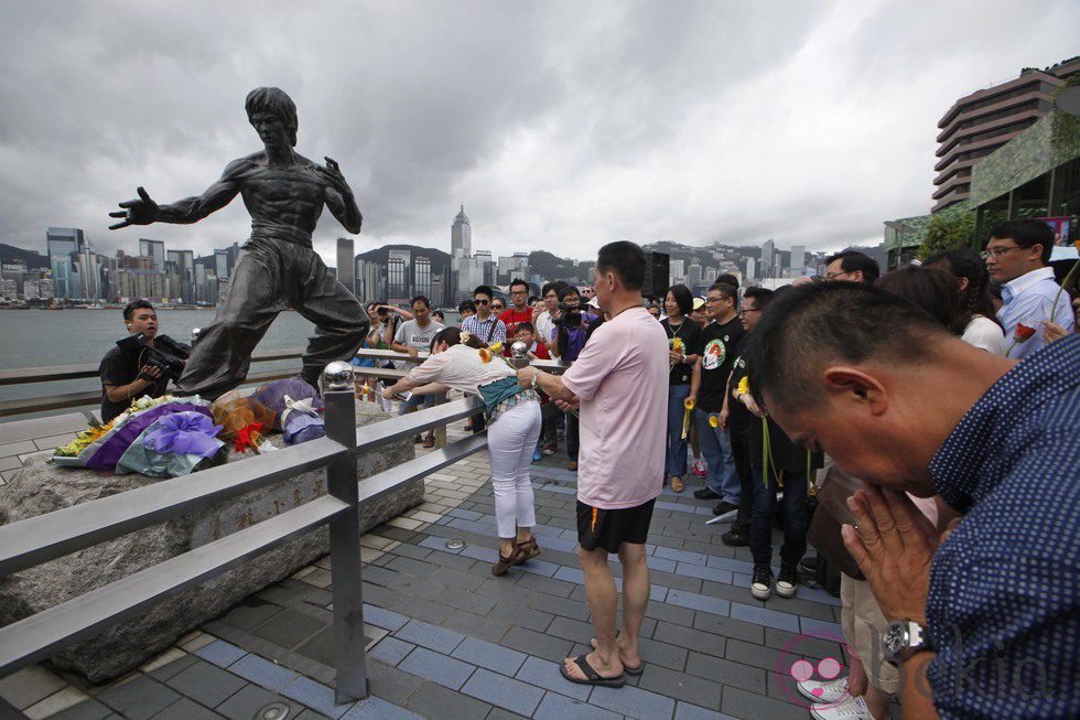 La gente homenajea la estatua de Bruce Lee en Hong Kong