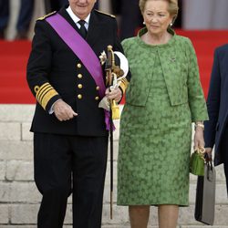 Los reyes Alberto II y Paola de Bélgica a su llegada a la catedral de San Miguel y Santa Gúdula de Bruselas