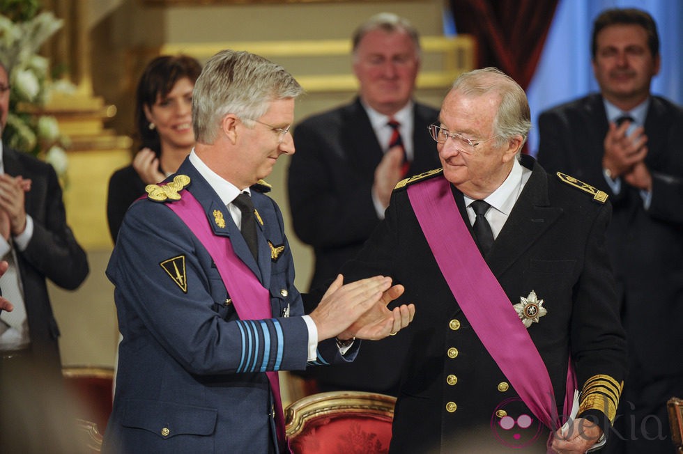 El Rey Alberto II y el Príncipe Felipe durante la ceremonia de abdicación del trono belga