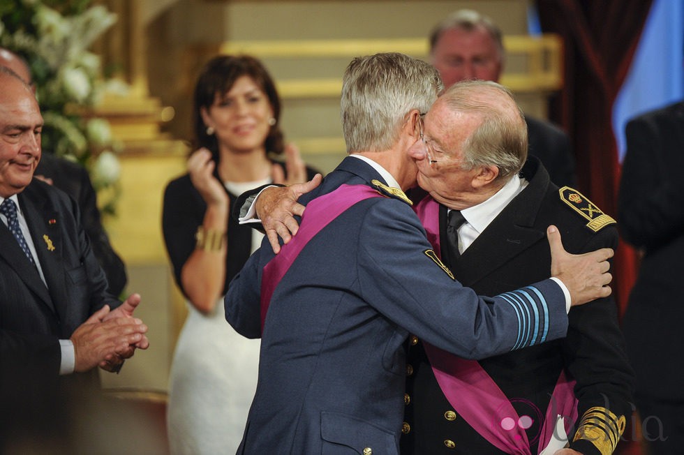 El Rey Alberto II besa a su hijo el Príncipe Felipe durante la ceremonia de abdicación