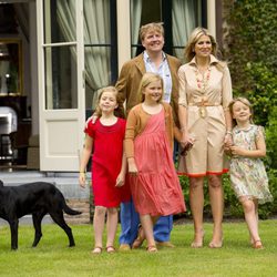 Guillermo Alejandro y Máxima de Holanda posan con sus hijas en su retrato estival