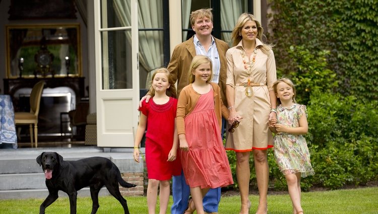 Guillermo Alejandro y Máxima de Holanda posan con sus hijas en su retrato estival