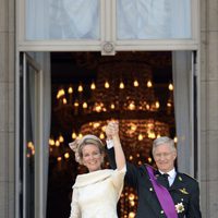 El Rey Felipe y la Reina Matilde saludan desde el balcón del Palacio Real de Bruselas