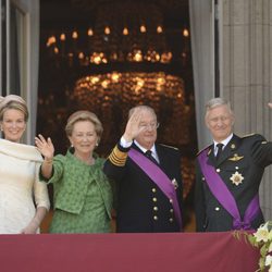 Los Reyes de los Belgas y los herederos saludan desde el balcón del Palacio Real de Bruselas