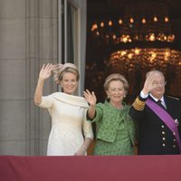 Los Reyes de los Belgas y los herederos saludan desde el balcón del Palacio Real de Bruselas