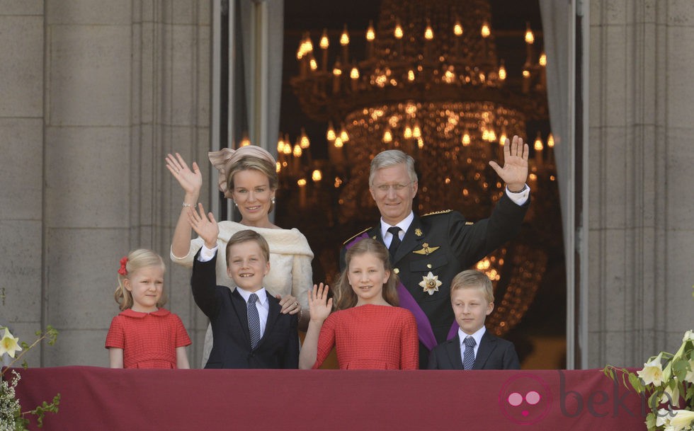 La Familia Real belga saluda desde el balcón del Palacio Real de Bruselas