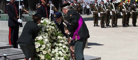 El Rey Felipe de Bélgica deposita una corona en la Tumba del Soldado Desconocido