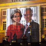 Foto proyectada de los Reyes Felipe y Matilde de Bélgica en los festejos de la coronación