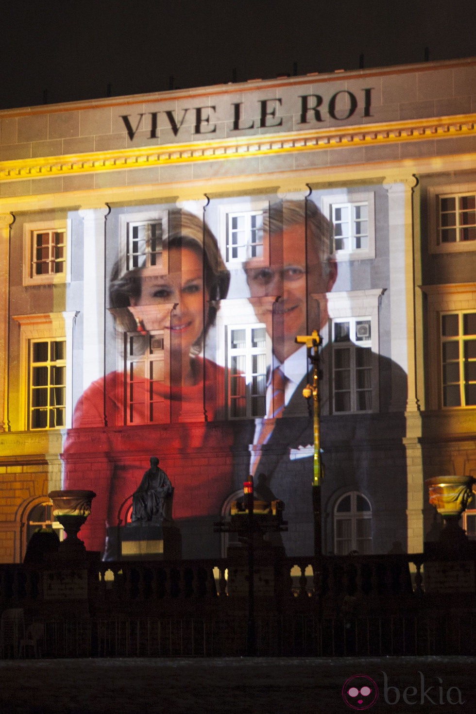 Foto proyectada de los Reyes Felipe y Matilde de Bélgica en los festejos de la coronación