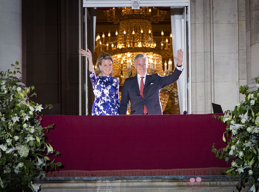 Felipe y Matilde de Bélgica saludan desde el Palacio Real en los actos finales de la coronación