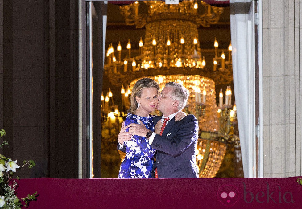 El Rey Felipe de Bélgica besa a la Reina Matilde en los actos finales de su coronación