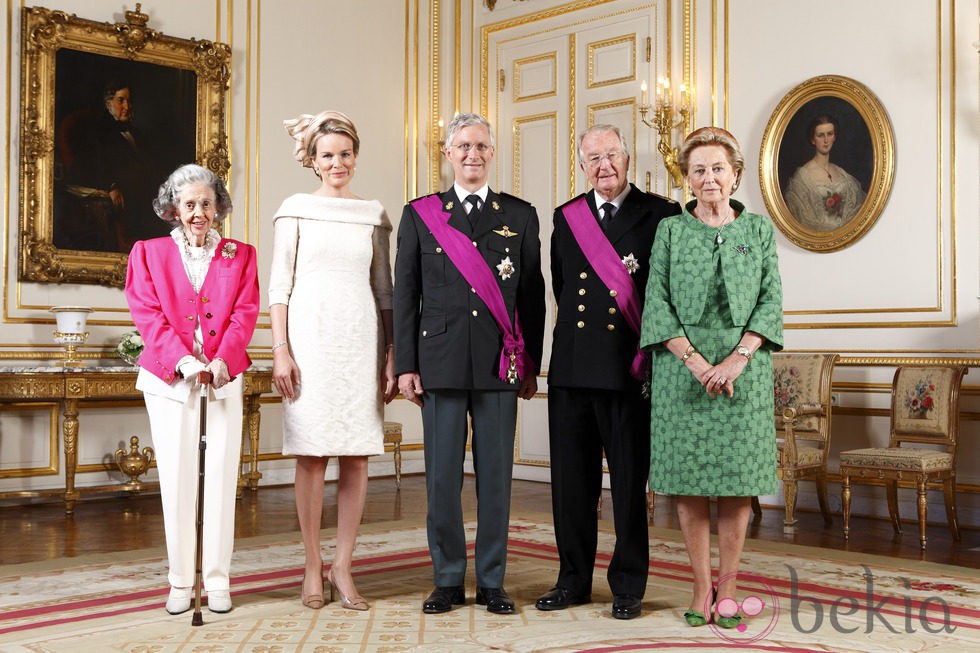 Retrato oficial de los Reyes Felipe y Matilde de Bélgica con los Reyes Fabiola, Alberto y Paola