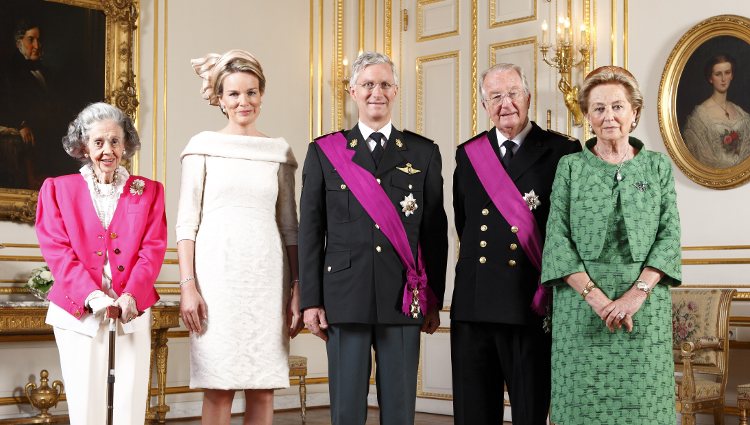 Retrato oficial de los Reyes Felipe y Matilde de Bélgica con los Reyes Fabiola, Alberto y Paola