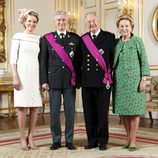 Primer retrato oficial de los Reyes Felipe y Matilde de Bélgica con los Reyes Alberto y Paola