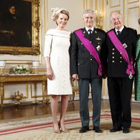 Primer retrato oficial de los Reyes Felipe y Matilde de Bélgica con los Reyes Alberto y Paola