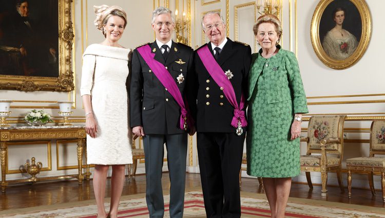 Primer retrato oficial de los Reyes Felipe y Matilde de Bélgica con los Reyes Alberto y Paola