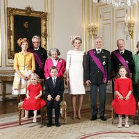 Primer retrato oficial de la Familia Real Belga tras la coronación del Rey Felipe