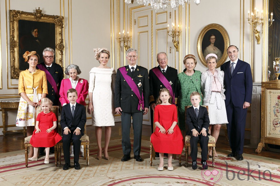 Primer retrato oficial de la Familia Real Belga tras la coronación del Rey Felipe