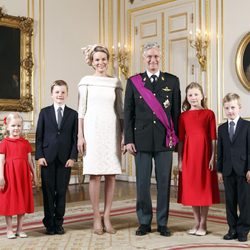 Primer retrato oficial de los Reyes Felipe y Matilde de Bélgica con sus cuatro hijos