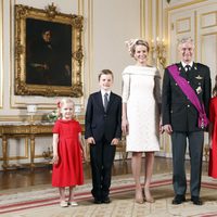 Primer retrato oficial de los Reyes Felipe y Matilde de Bélgica con sus cuatro hijos