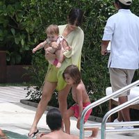 Kourtney Kardashian y Scott Disick con sus dos hijos en una piscina de Miami