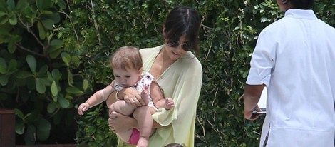 Kourtney Kardashian y Scott Disick con sus dos hijos en una piscina de Miami