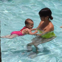 Kourtney Kardashian juega con su hija Penelope Disick en una piscina de Miami