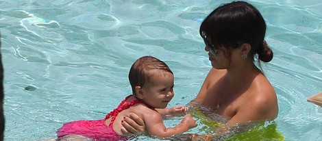 Kourtney Kardashian juega con su hija Penelope Disick en una piscina de Miami