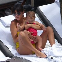 Kourtney Kardashian sostiene en brazos a su hija Penelope en una piscina de Miami