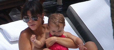 Kourtney Kardashian sostiene en brazos a su hija Penelope en una piscina de Miami