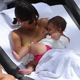 Kourtney Kardashian amamantando a su hija Penelope Disick en una piscina de Miami