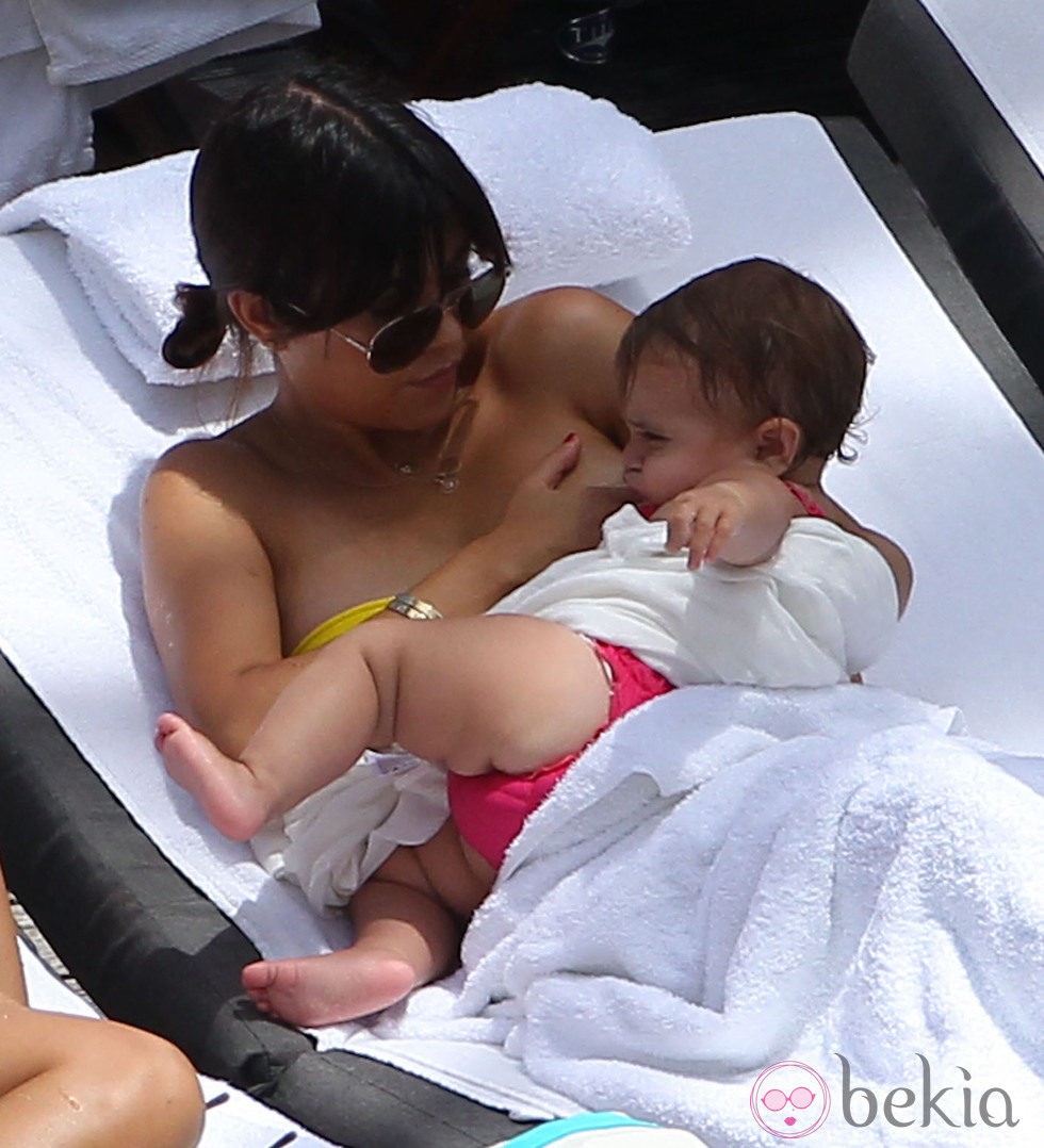 Kourtney Kardashian amamantando a su hija Penelope Disick en una piscina de Miami