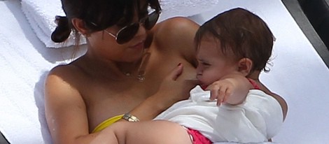 Kourtney Kardashian amamantando a su hija Penelope Disick en una piscina de Miami