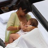 Kourtney Kardashian da de mamar  a su hija Penelope Disick en una piscina de Miami