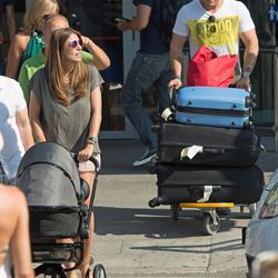 Manu Tenorio y Silvia Casas llegan a Ibiza con su hijo Pedro